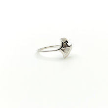 Ginkgo 18K White Gold Ring