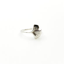 Ginkgo 18K White Gold Ring